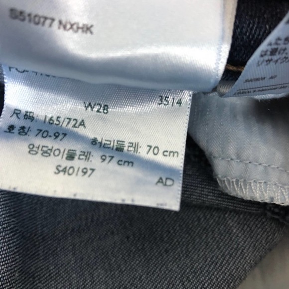 Levi’s Boyfriend Jeans Ripped Knee Cropped Size 28 - Picture 9 of 10